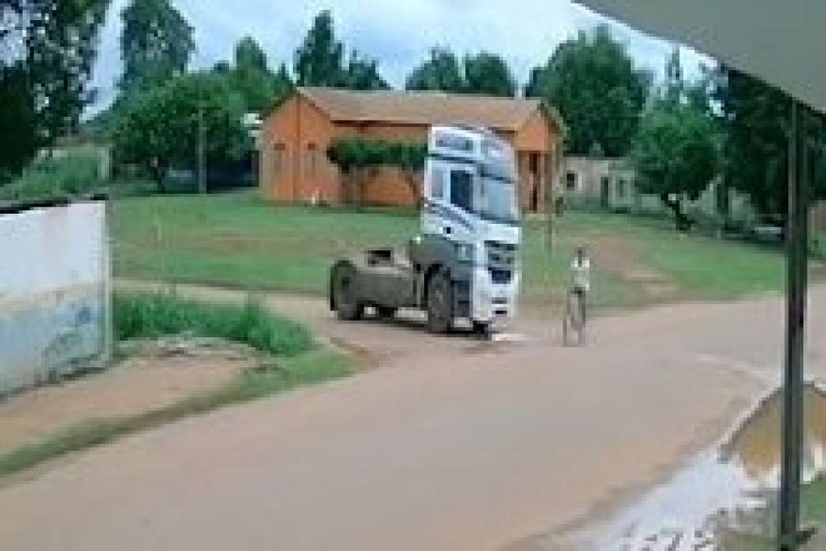 Vídeo: ciclista atingido por carreta é arrastado por mais de 20 metros