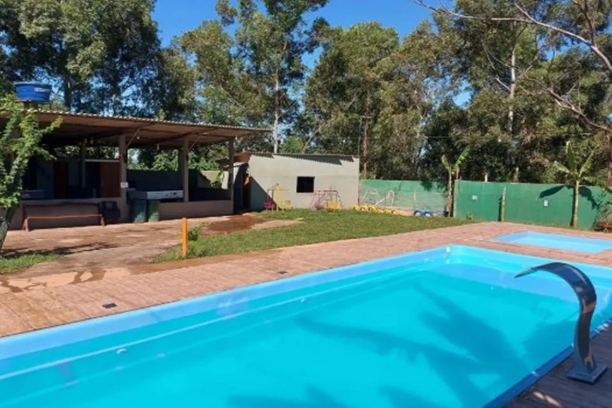 Médico orienta o que fazer caso o cabelo prenda em ralo de piscina