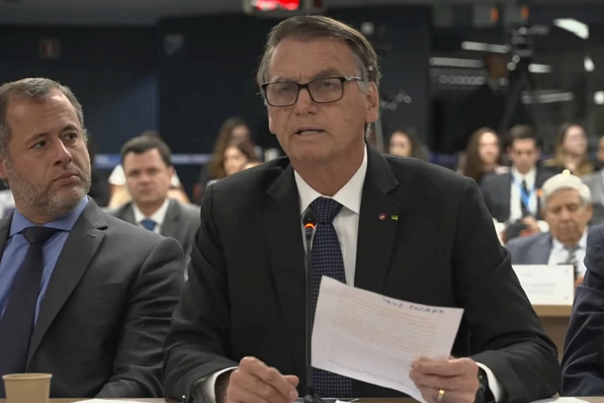 Bolsonaro abre interrogatório com discurso político e voto impresso