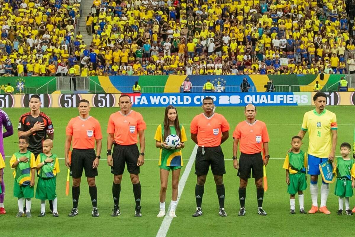 Brasil brilha contra a Colômbia e duelo tem recorde de público