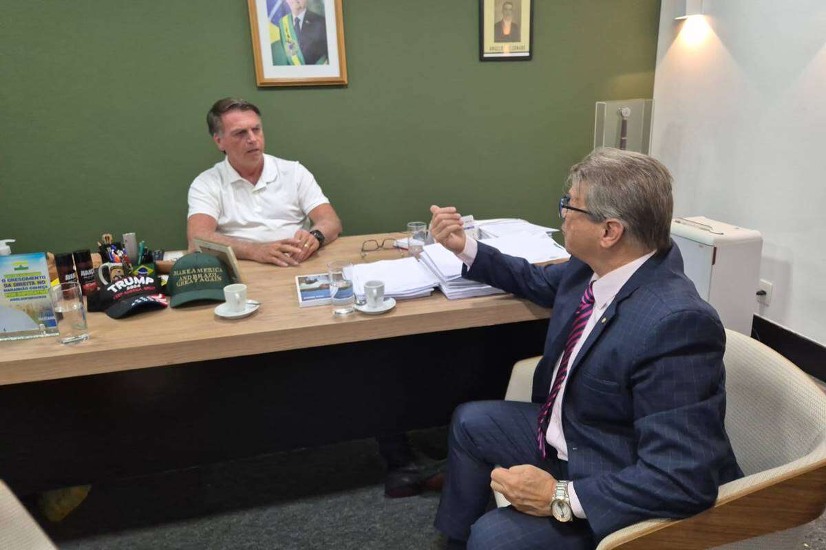 Bolsonaro se reúne com autor de PL que pode torná-lo elegível em 2026