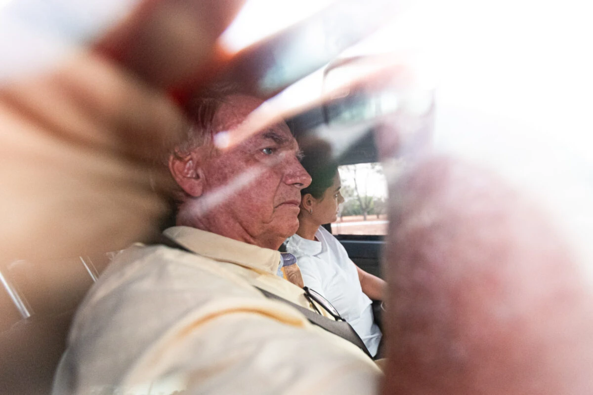 Bolsonaro passou mal de manhã e teve complicações à tarde, diz aliado