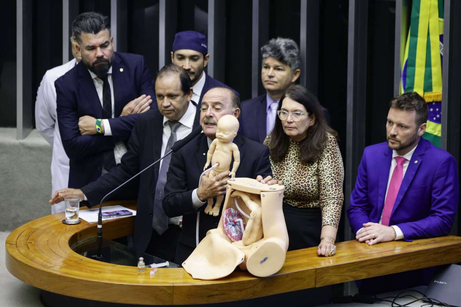 Em meio à polêmica do PL 1904, Senado discute aborto em sessão com CFM