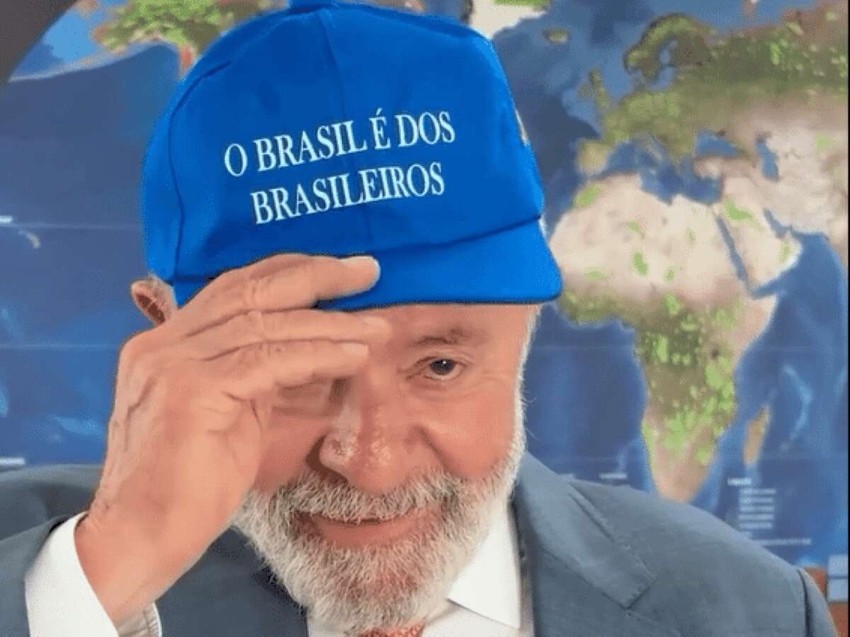 Vídeo: boné de Lula copia slogan de campanha contra o PT