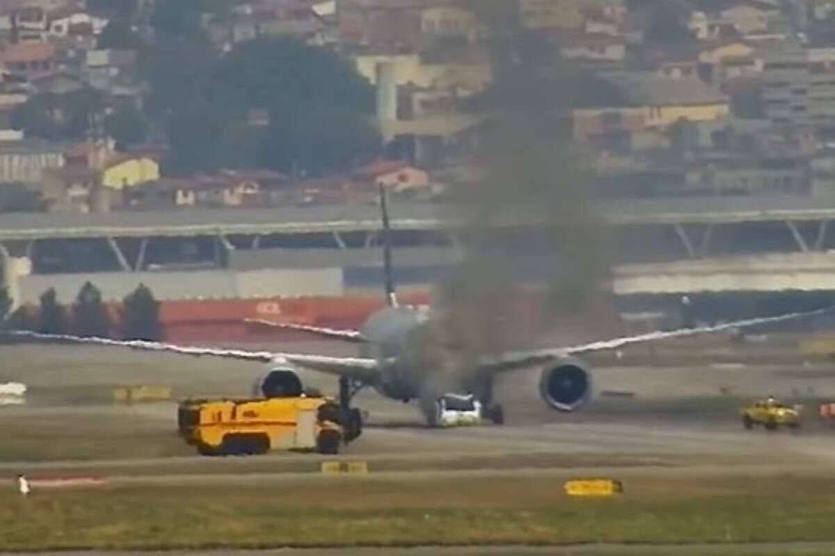 Veículo reboque pega fogo carregando Boieng no aeroporto de Guarulhos