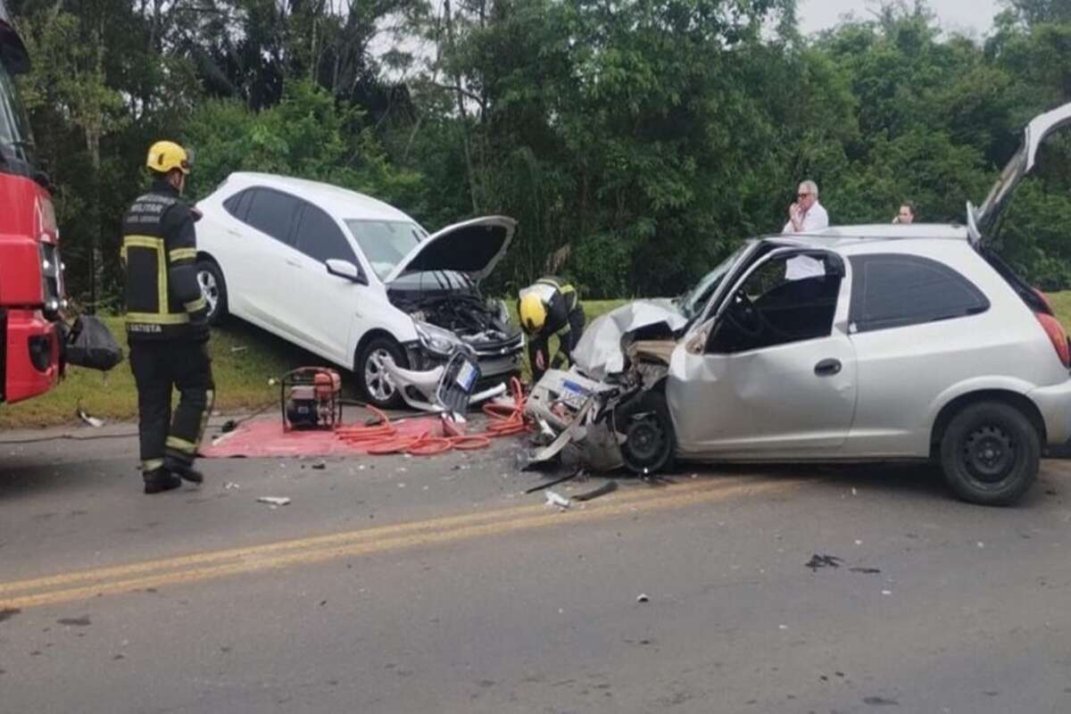 Na pressa de fugir de motel para não pagar conta, casal bate o carro