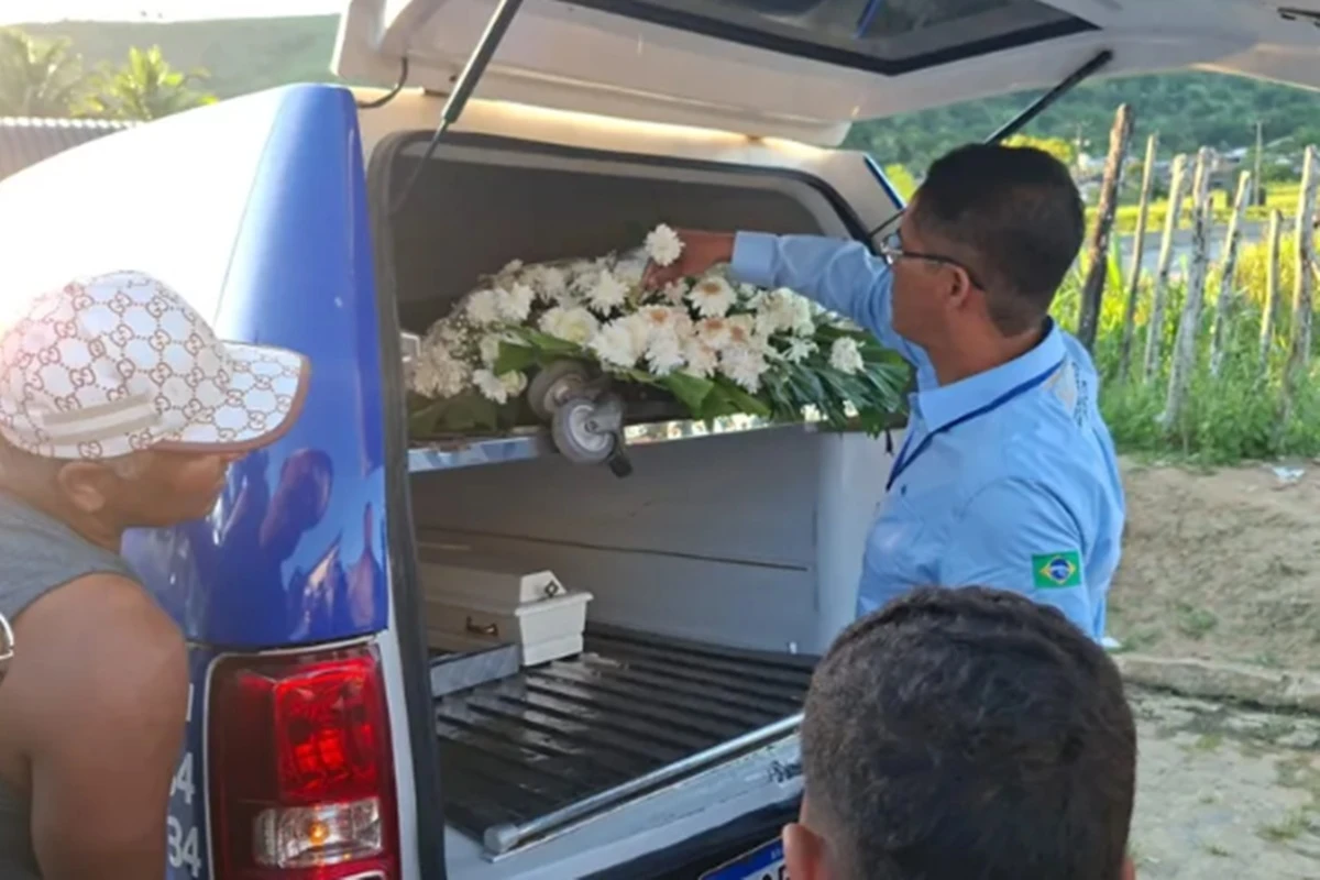 Sob forte comoção, corpo da bebê Ana Beatriz é sepultado em Alagoas