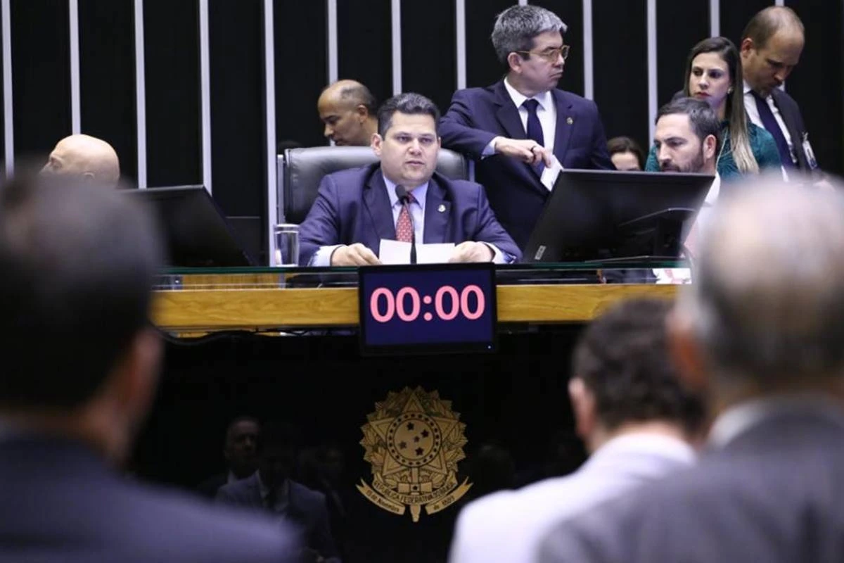 Congresso analisa vetos presidenciais e pode abrir CPMI do INSS
