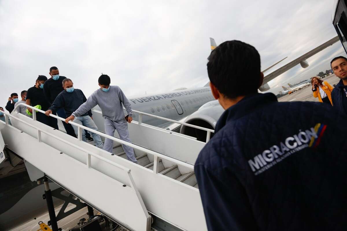 Avião com deportados dos EUA chega a Fortaleza. FAB os levará a BH