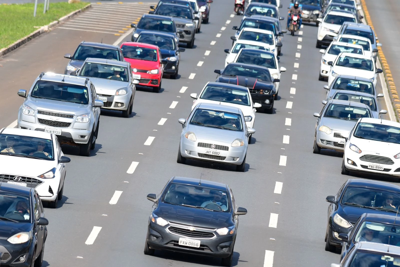 Carro em alta velocidade na contramão atinge dois veículos na EPTG
