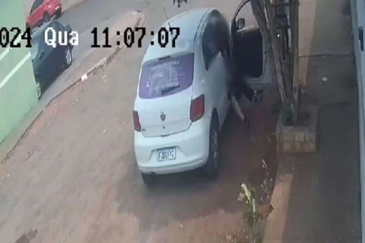 Tarado nas ruas: câmera flagra homem se masturbando em carro