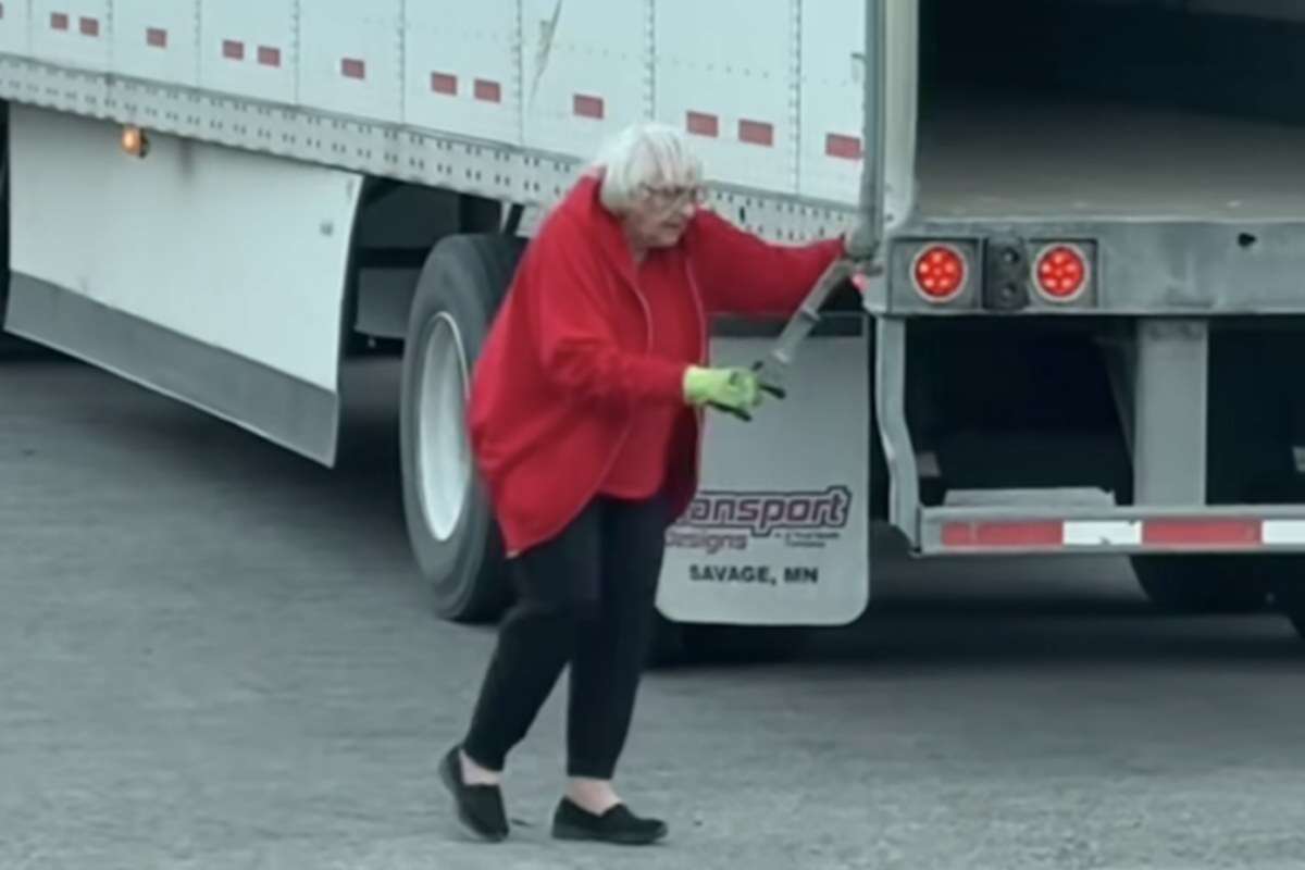 Mulher de 80 anos viraliza após flagra trabalhando como caminhoneira