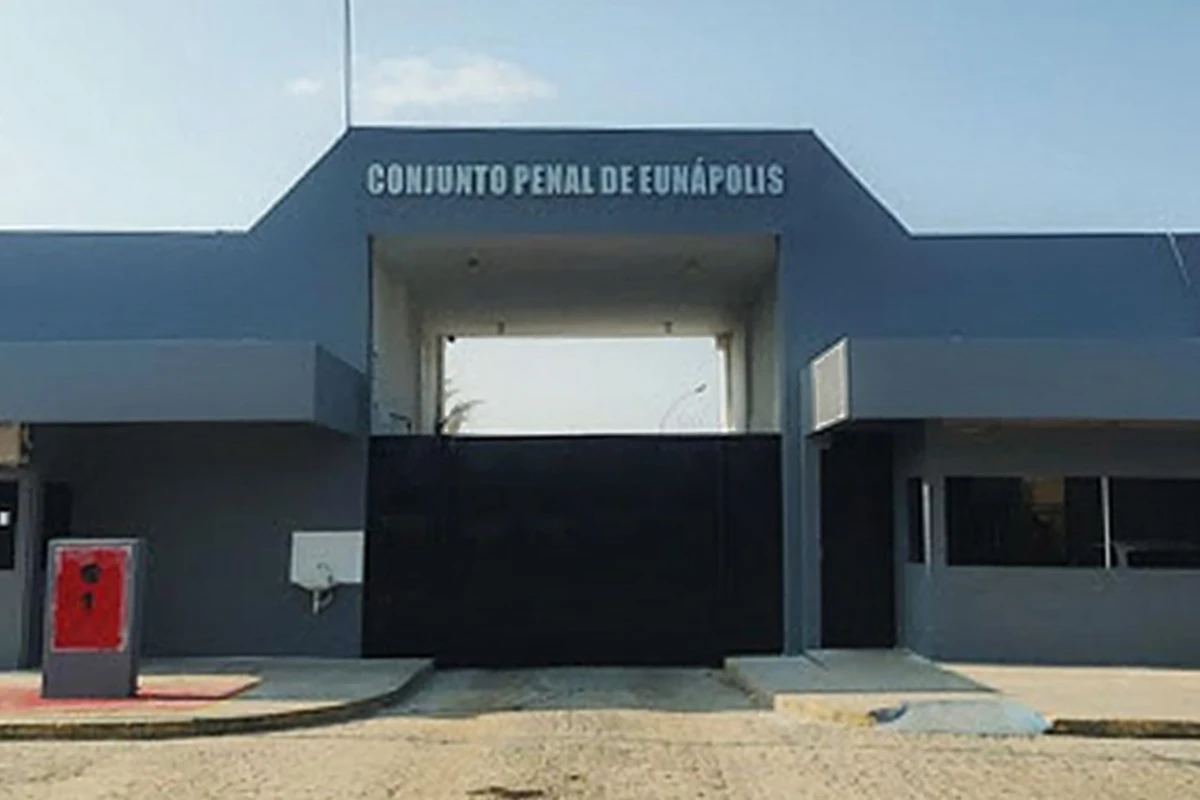 Facção monta emboscada e metralha carro de diretor de presídio
