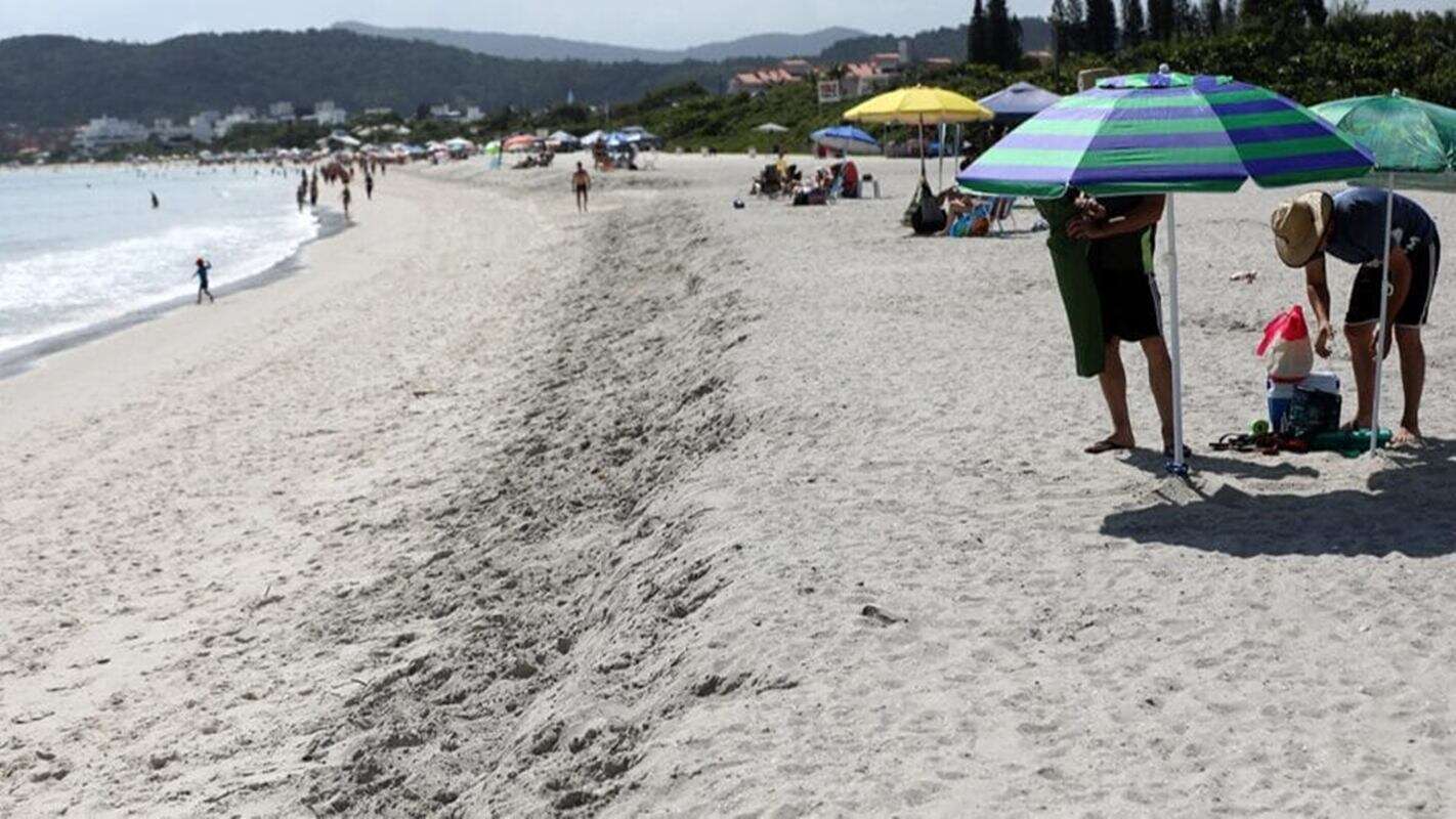 SC: fotos mostram “degraus” na praia de Jurerê, 1 ano após alargamento