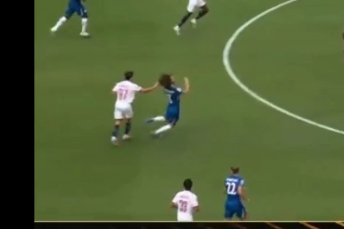 João Neves é expulso após puxar o cabelo de Cucurella; assista o lance