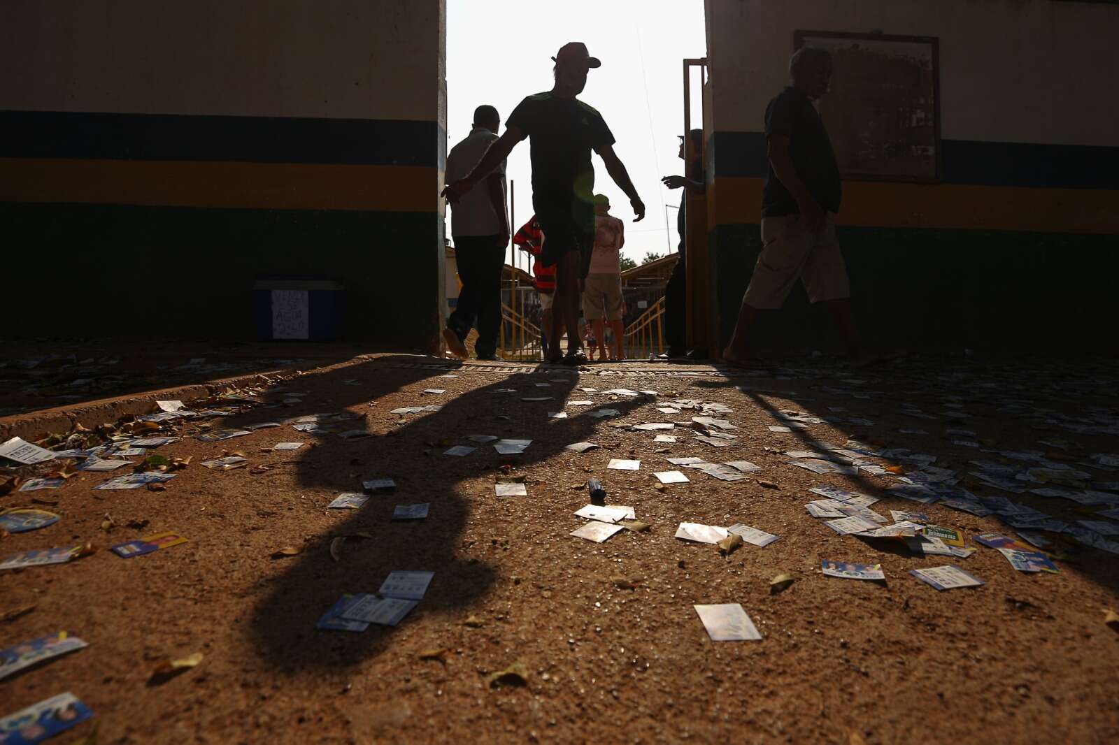 Eleitores enfrentam “mar de santinhos” para votar em Luziânia (GO)