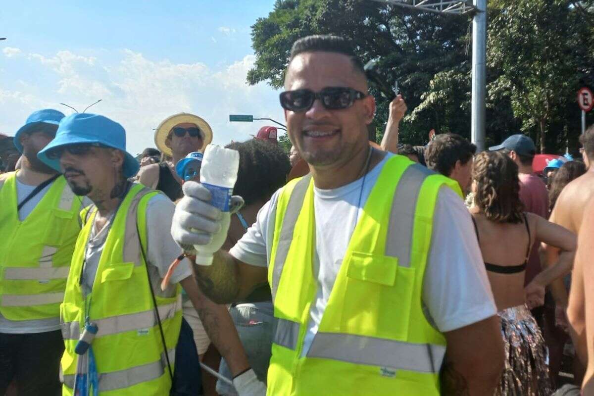 Trabalhadores de blocos sofrem com calor e sol forte no Carnaval de SP