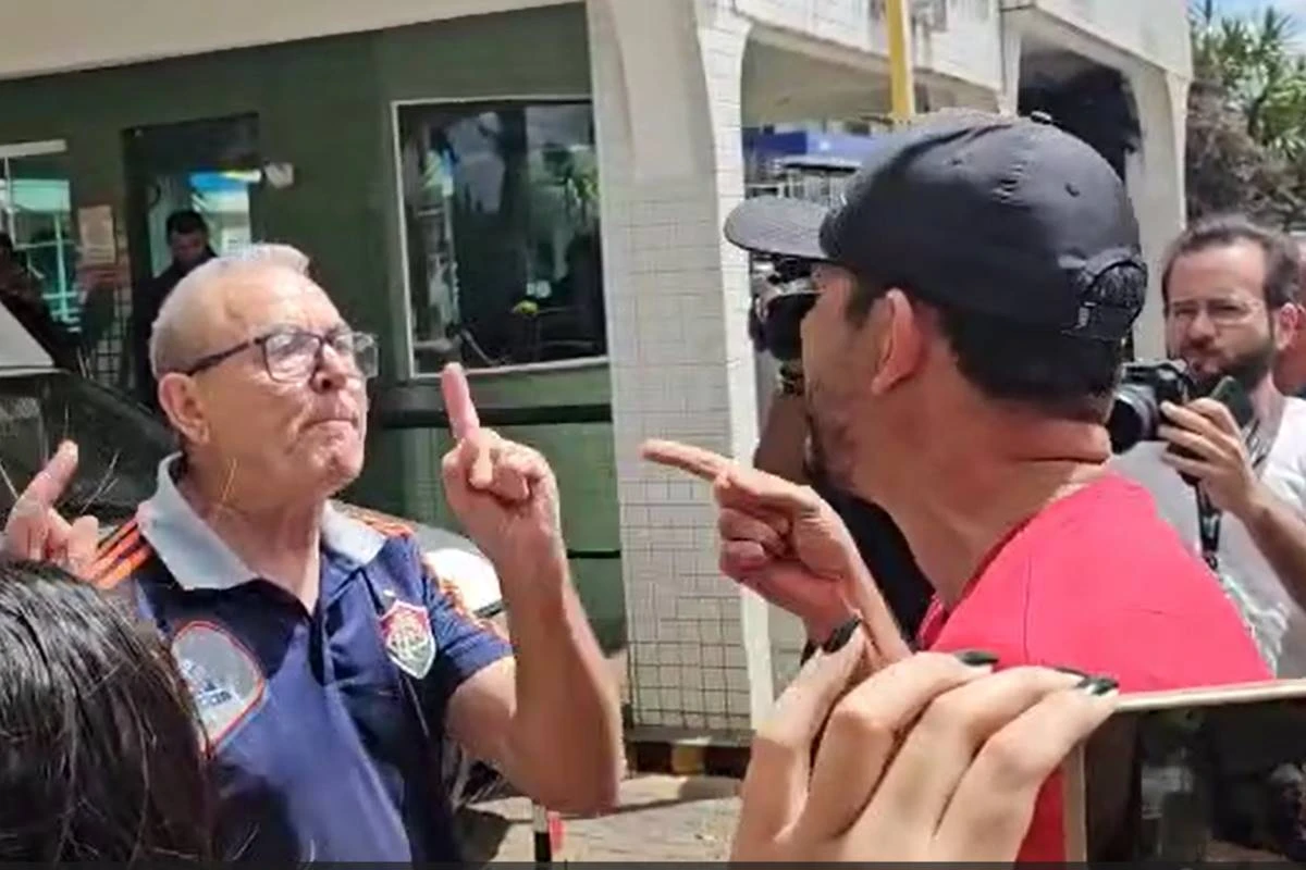 Vídeo: apoiador bate-boca e arranca faixa que pede prisão de Bolsonaro