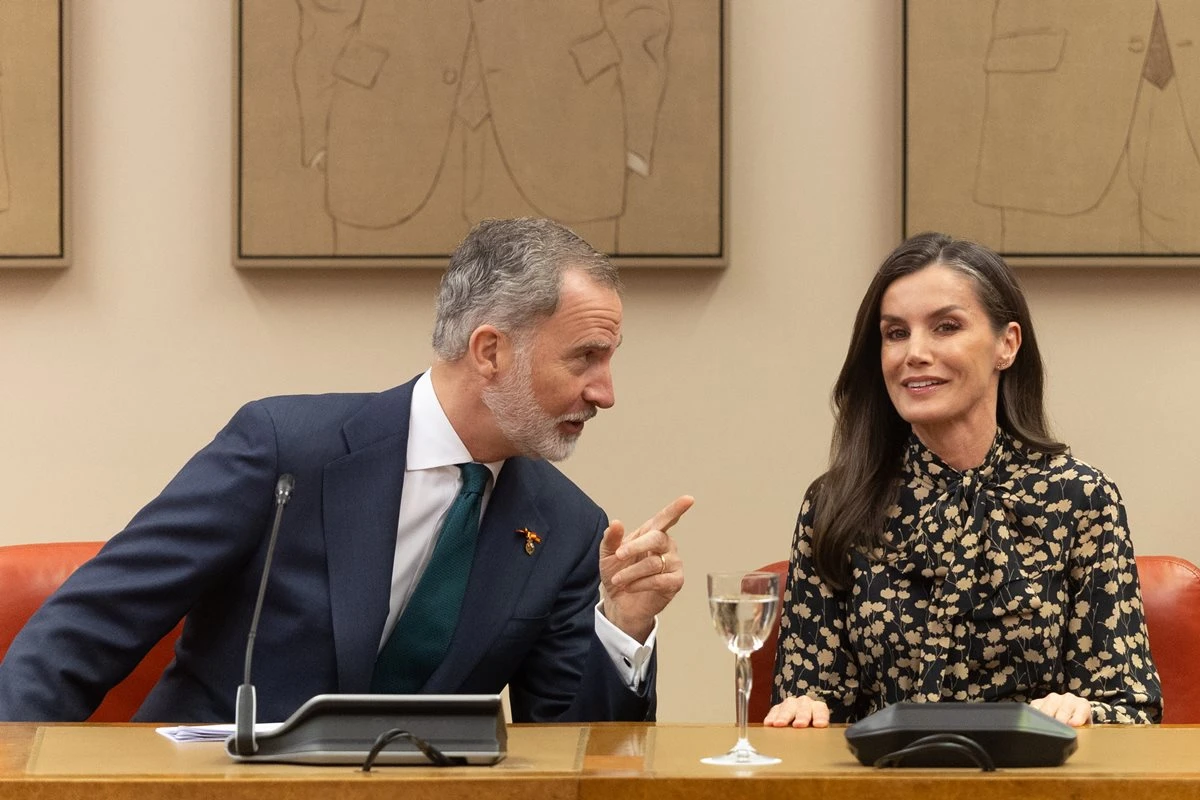 Rei Felipe perde a cabeça com rainha Letizia, e caos reina no palácio