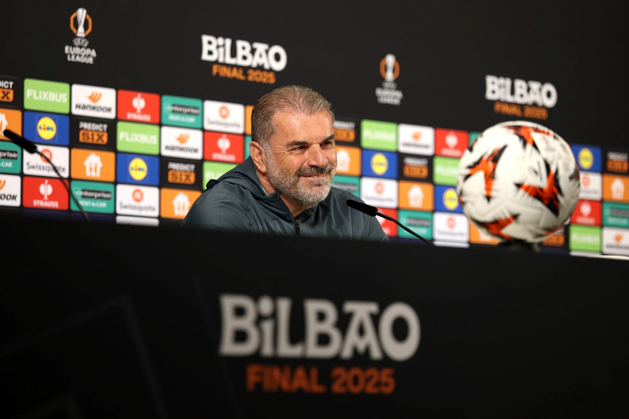 Técnico do Tottenham revela relação com Vasco e idolatria por Dinamite