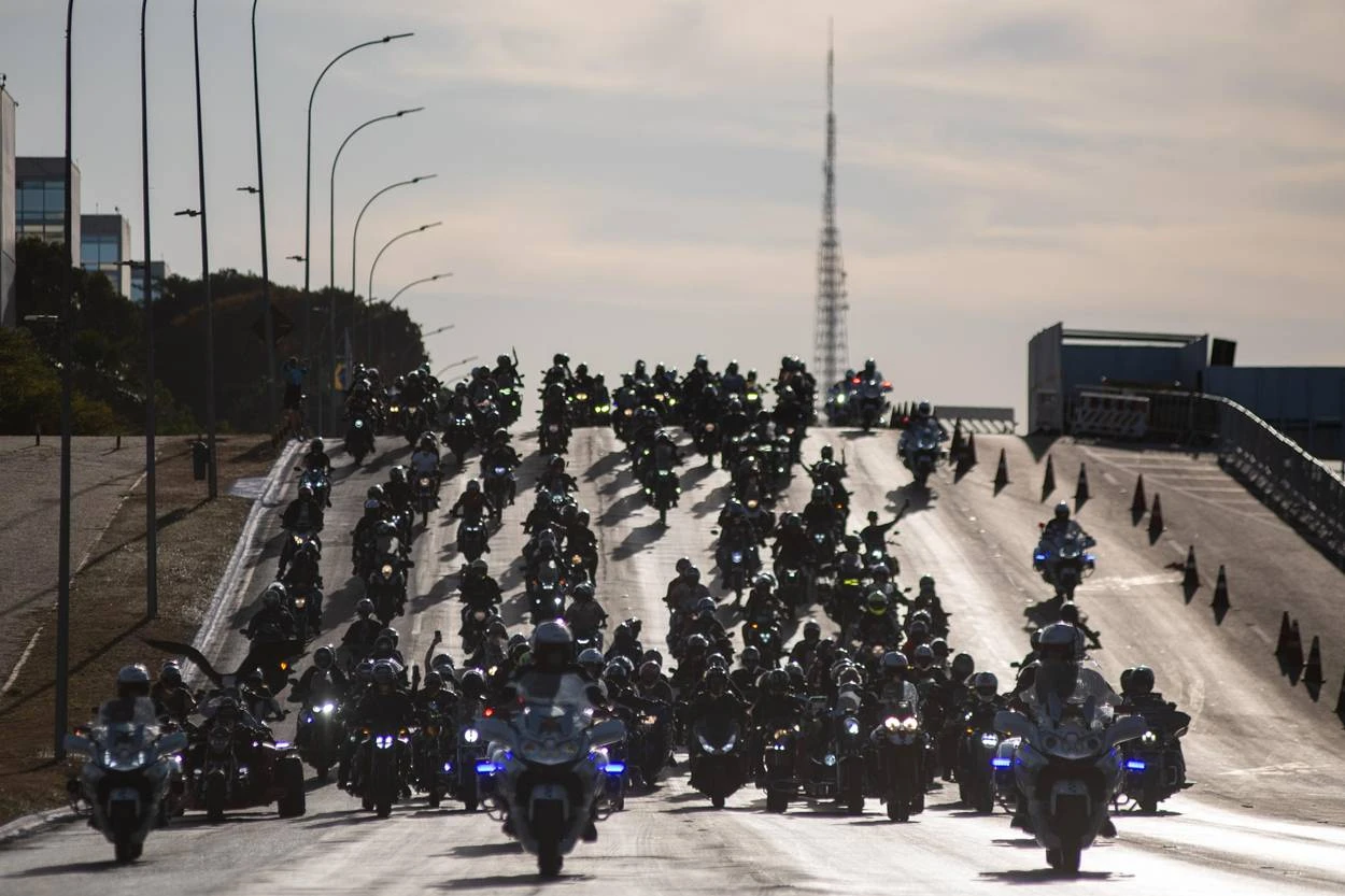 Vídeo: desfile com centenas de motociclistas encerra Capital Moto Week