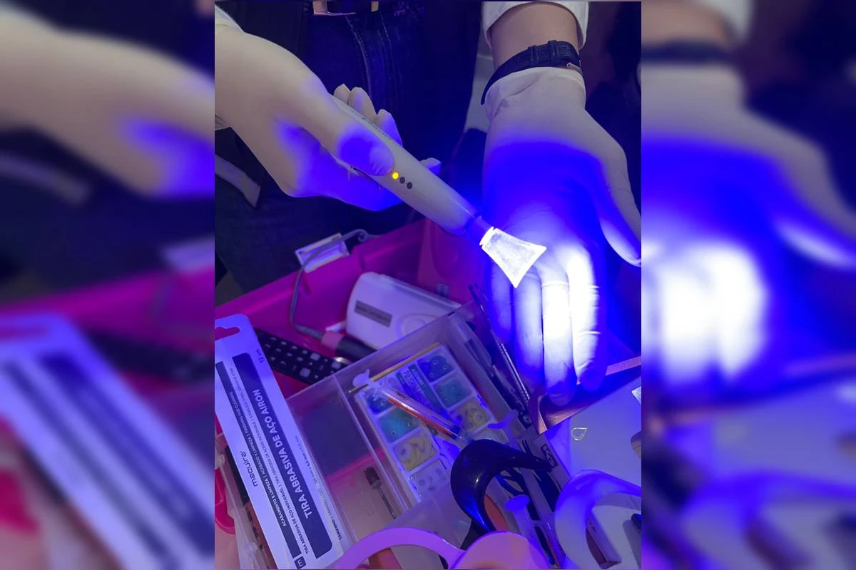 De jaleco e tornozeleira: polícia fecha clínica de falsa dentista