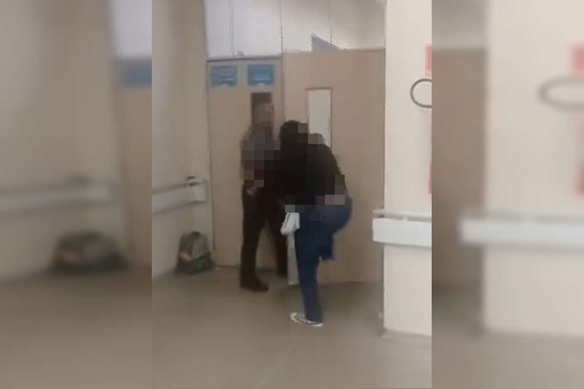 Quebra-pau na pediatria: mulher com bebê no colo briga por atendimento