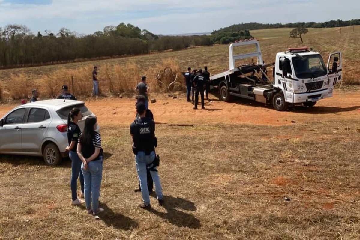 Caminhão na contramão provocou colisão que matou policial e estagiária