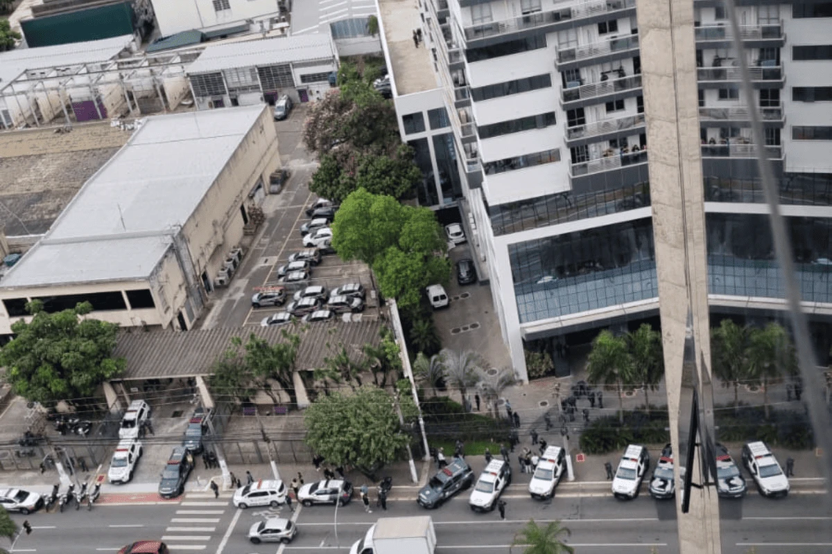 Grupo armado invade prédio, faz reféns e assalta sala comercial em SP