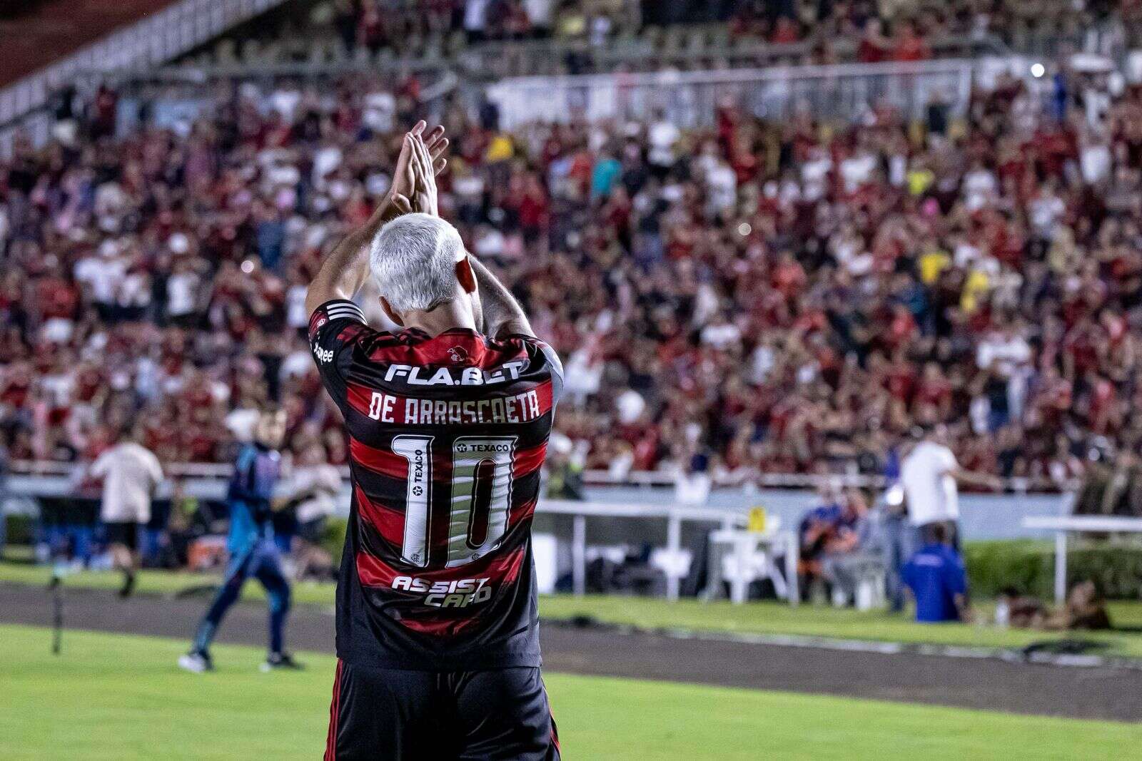 Arrascaeta celebra liderança e 5 x 0 do Flamengo em Uberlândia