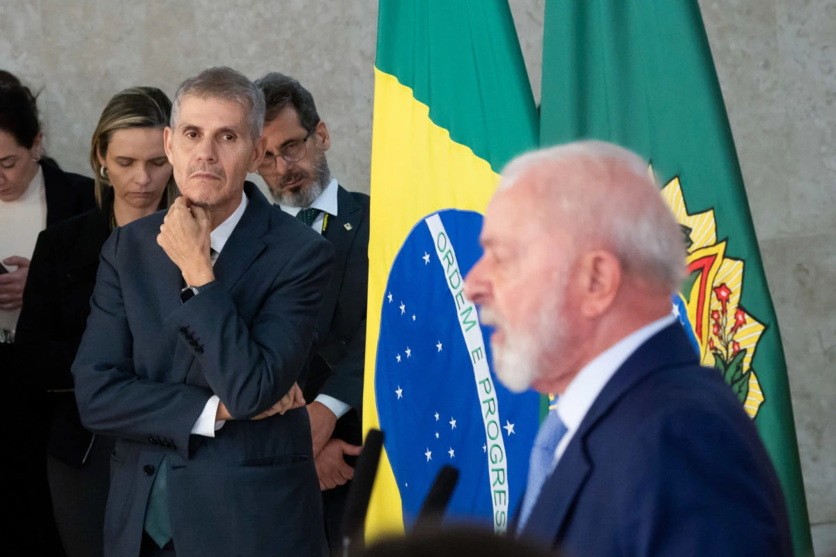 Governo gasta R$ 54 milhões para monitorar oposição nas redes sociais