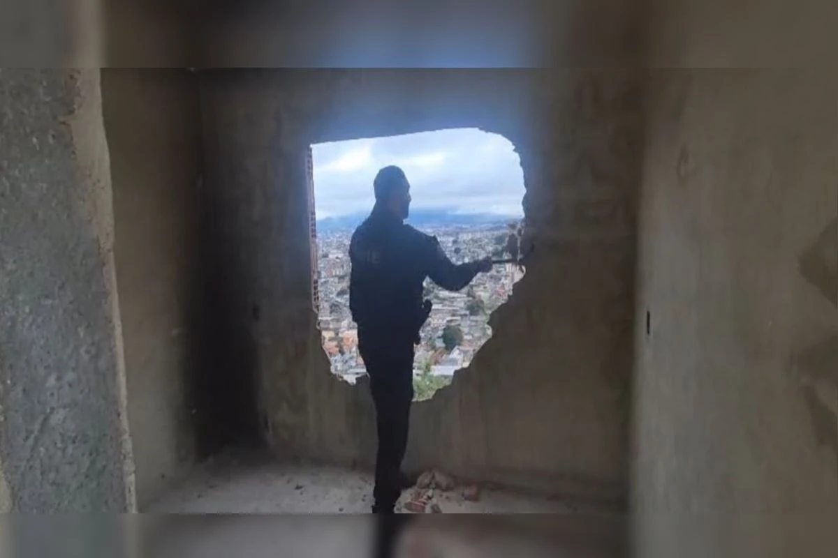 Veja momento em que polícia invade base do CV e destrói seteiras