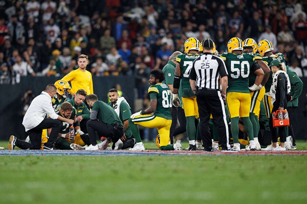 Vídeo: jogador da NFL vomita na bola em partida entre Packers e Colts