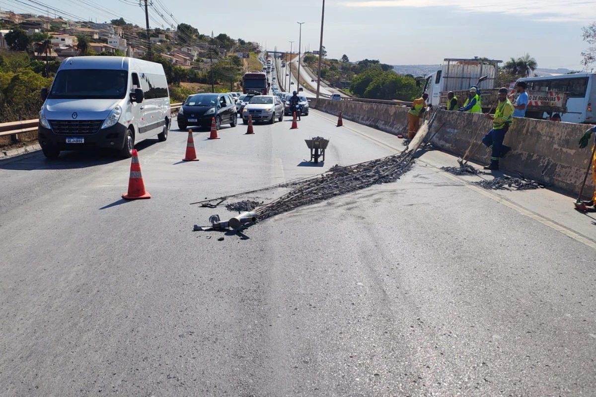Vídeo: carro bate, derruba poste e provoca engarrafamento na DF-150