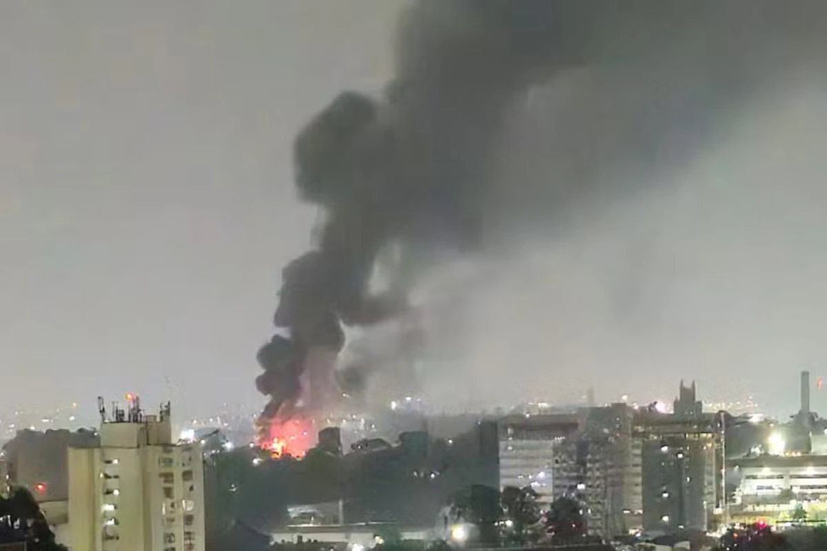 Incêndio atinge galpão de 500 m² e destrói 3 ônibus na zona sul de SP