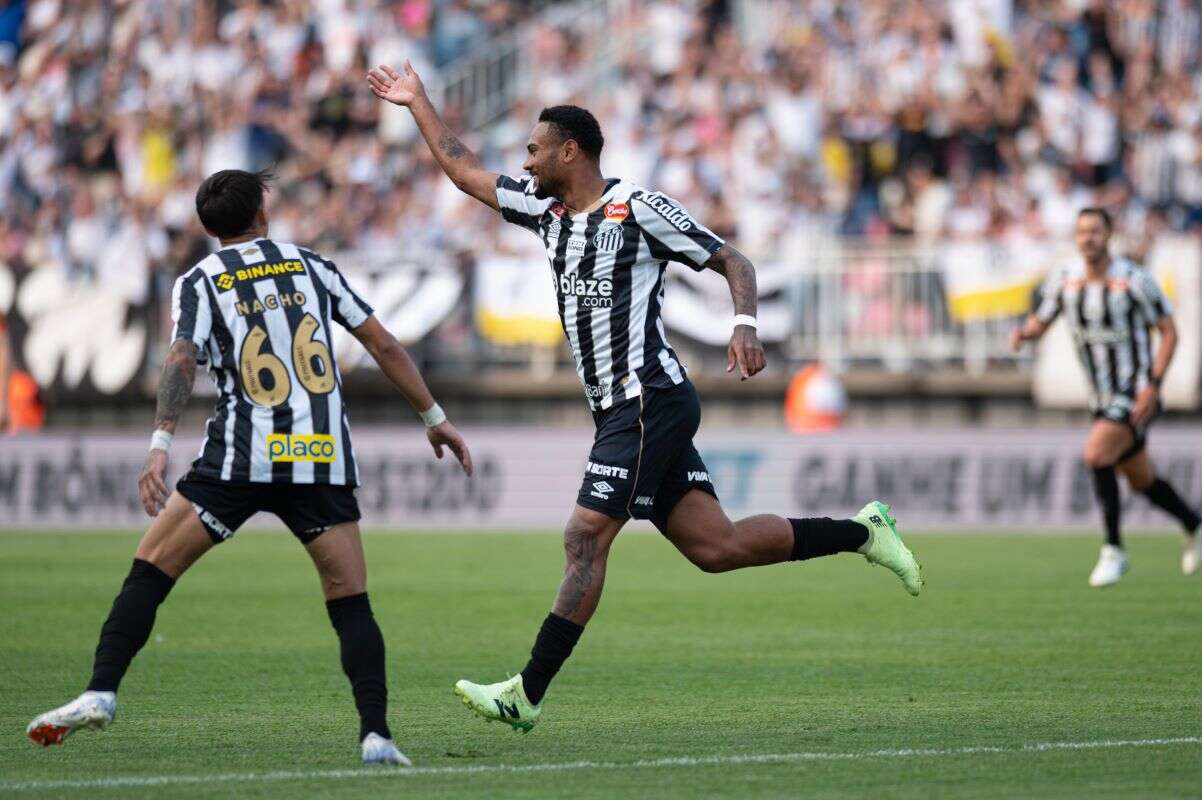 Em jogo equilibrado, Santos vence Brusque em Joinville e vira líder