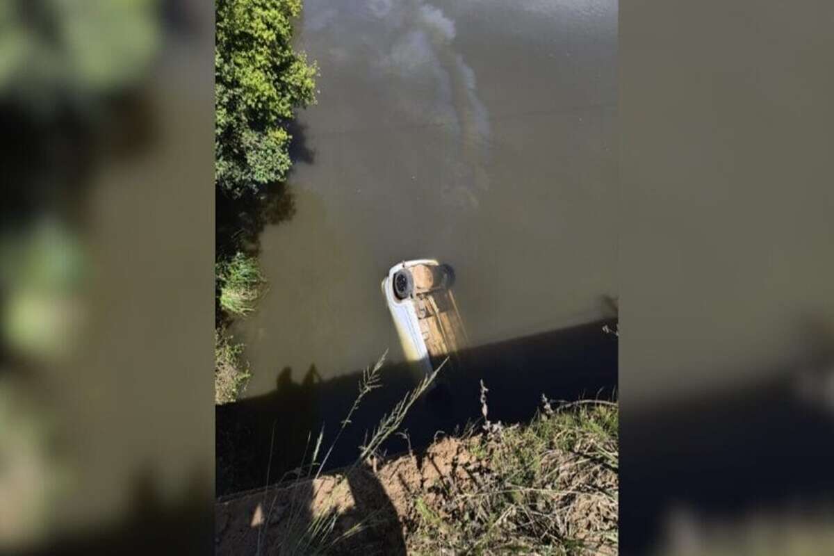 Motorista morre após bater o carro e cair de ponte em rio de SC