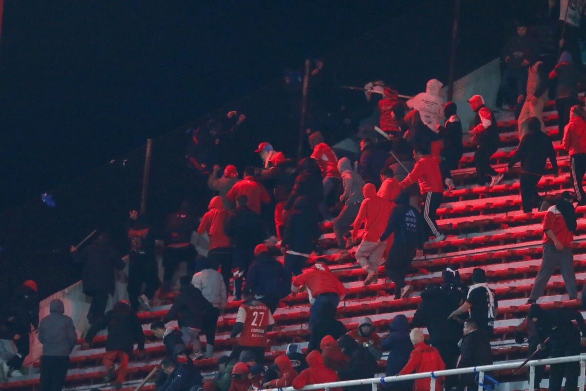 Independiente bane 25 torcedores que participaram de briga contra La U