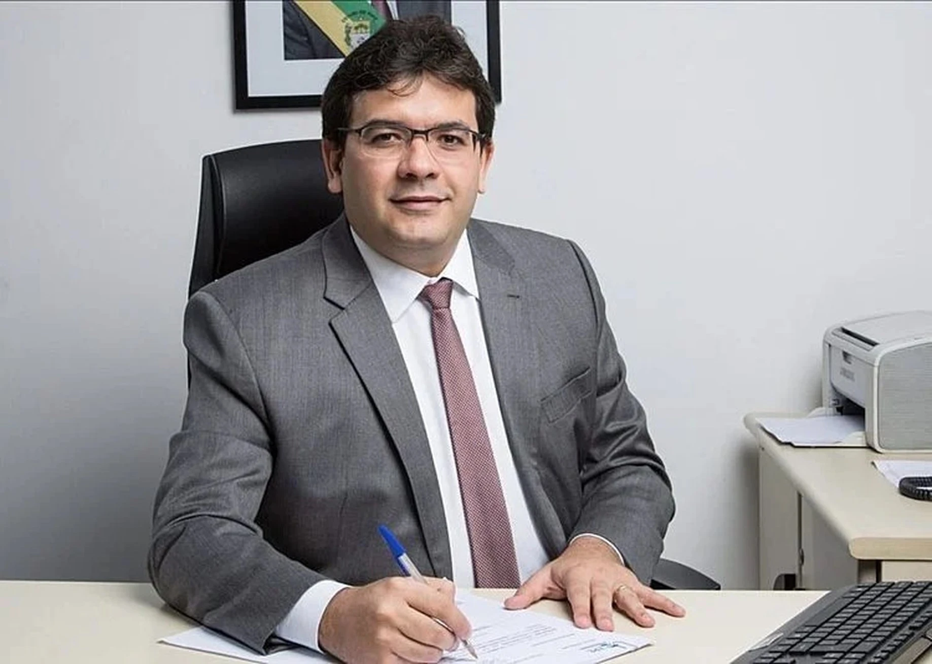 Professor de matemática, governador faz contrato com erro de milhões