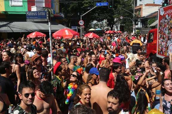 Contra o calor, PSol pede mudança no horário dos blocos de rua em SP