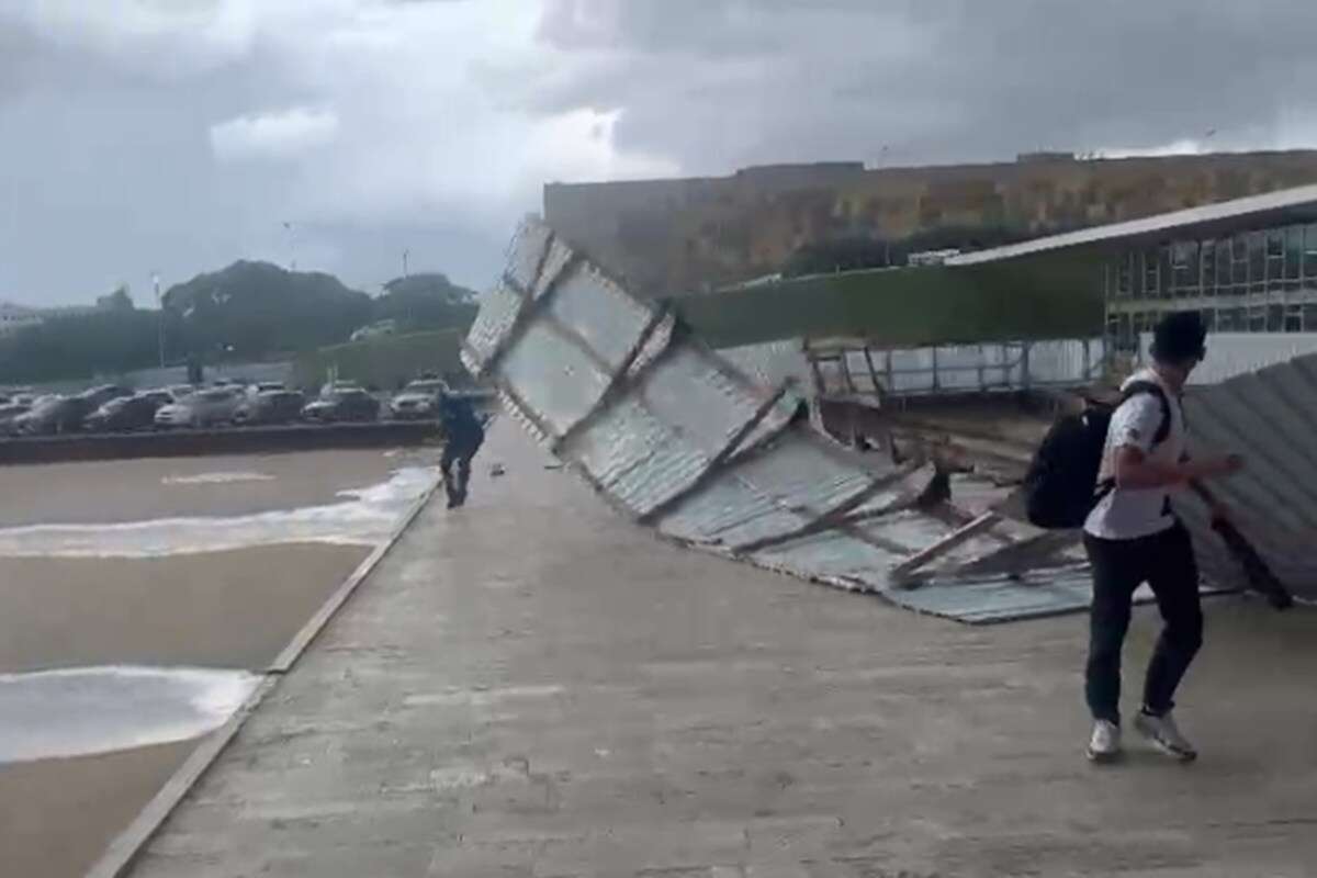 Vento derruba cerca de obra na Câmara e homem escapa por pouco. Vídeo