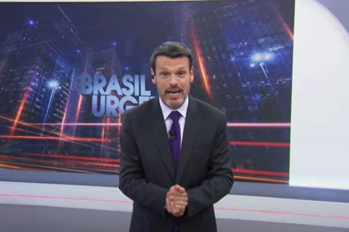 Repórter afastado por agredir colega retorna como apresentador