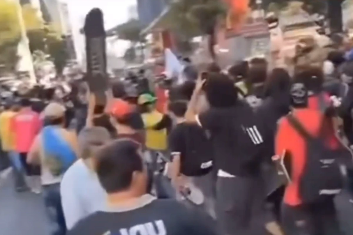 Vídeo: skatistas xingam Bolsonaro em meio à manifestação na Paulista
