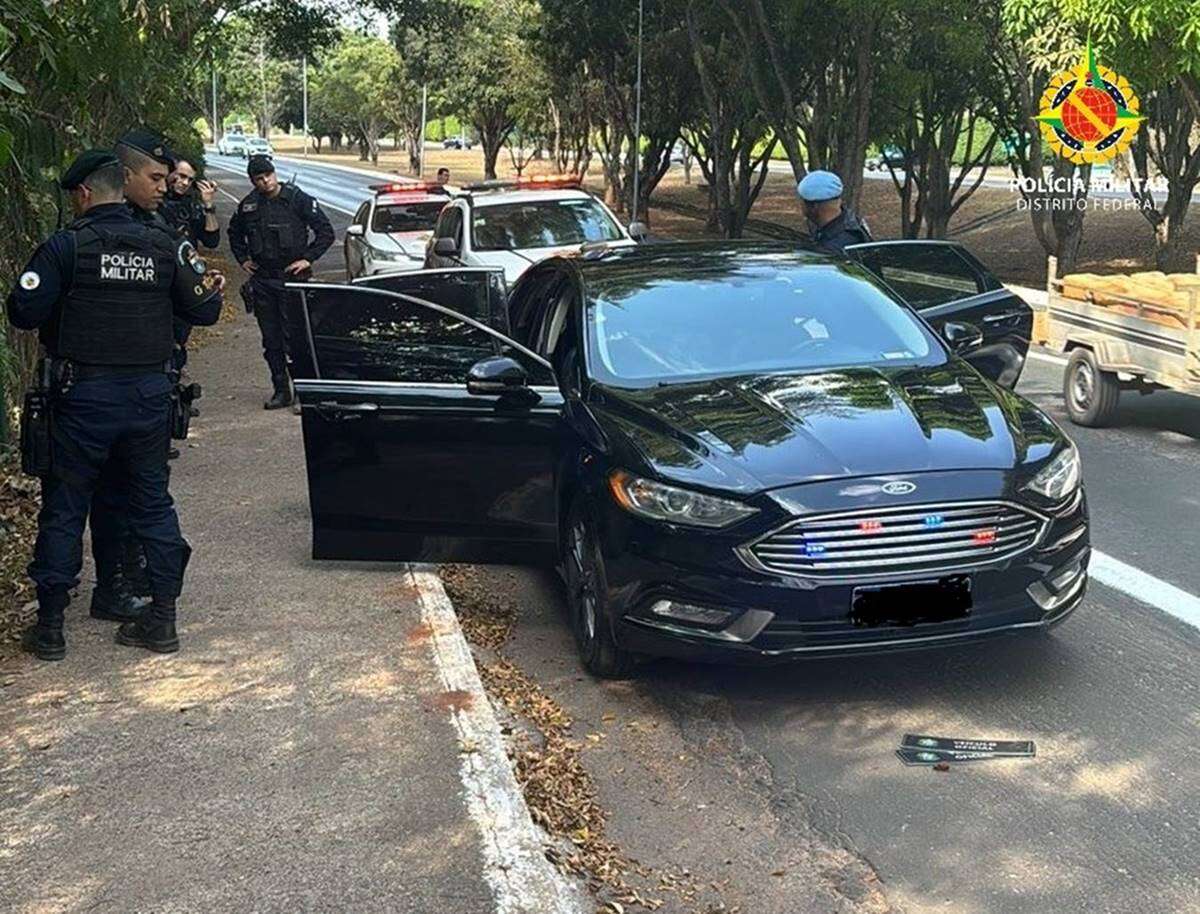 Motorista cara de pau usa placa falsa de carro oficial no DF e é preso