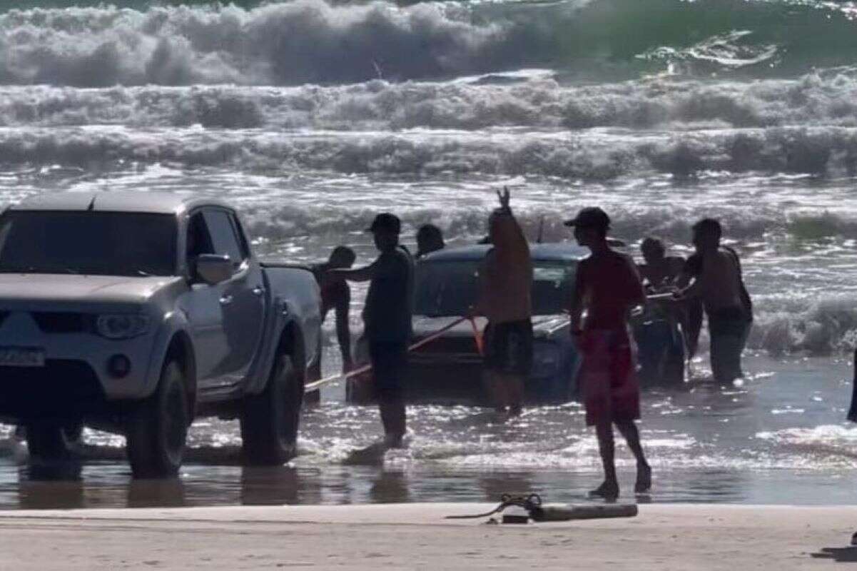 Carro vai parar dentro do mar em praia de Bombinhas (SC). Vídeo