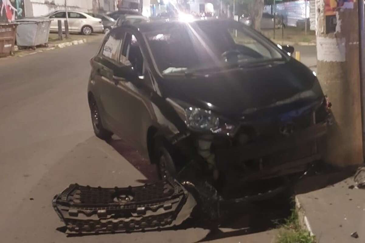 Motorista bate em poste, foge da polícia e se esconde em padaria