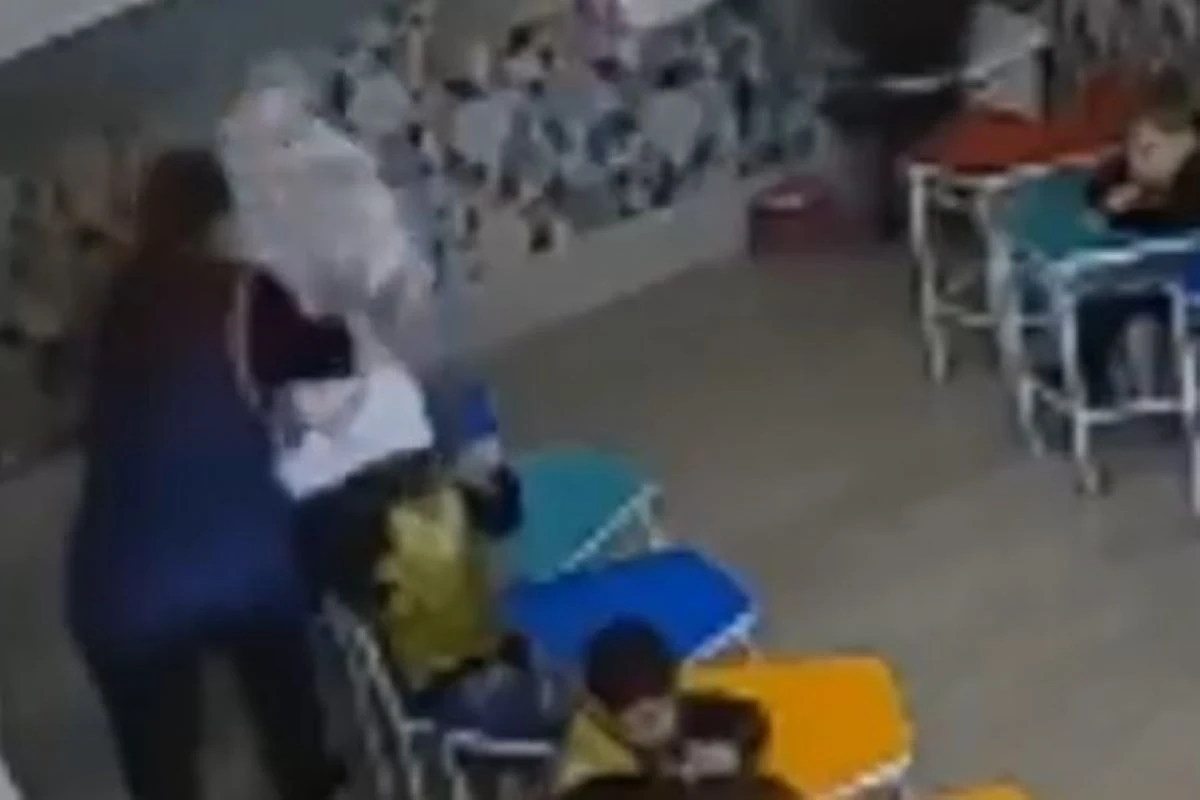 Professora é demitida após agredir criança de 4 anos em escola. Vídeo