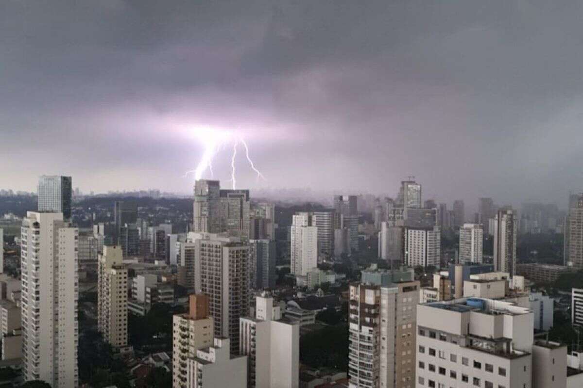 SP vira noite: cidade entra em estado de atenção para alagamentos