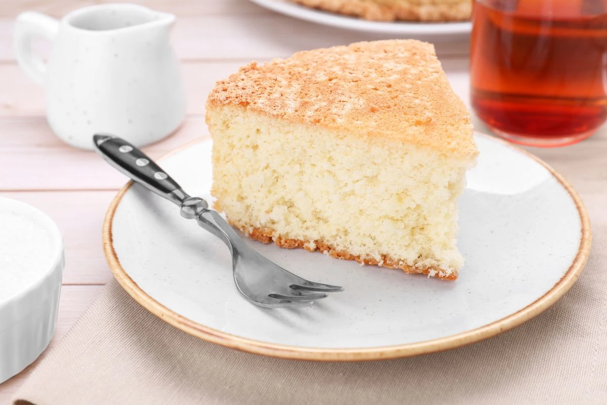 Chef ensina receita de pão de ló fofinho com apenas 3 ingredientes