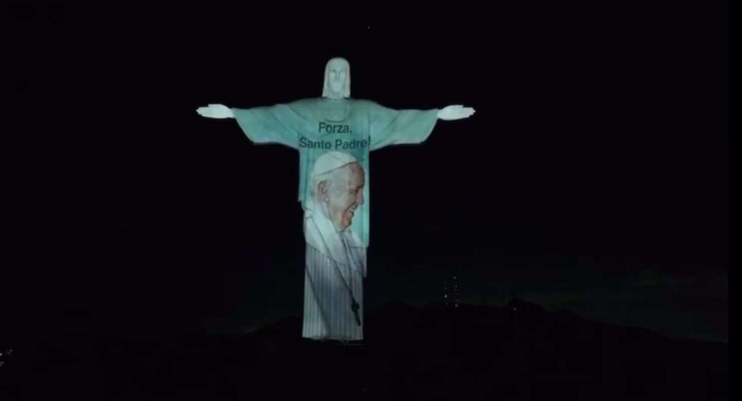 Cristo Redentor recebe projeção em apoio à recuperação do papa. Vídeo